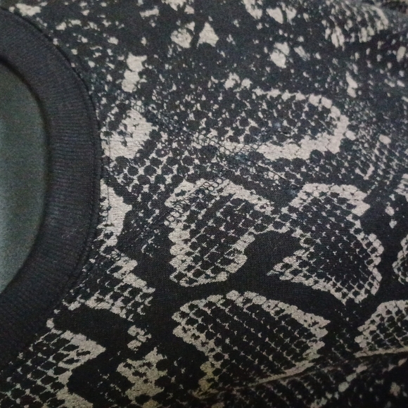 Ocean drive Oversized snake skin pattern sweatshirt, black & brown,  M, cozy - Picture 2 of 8
